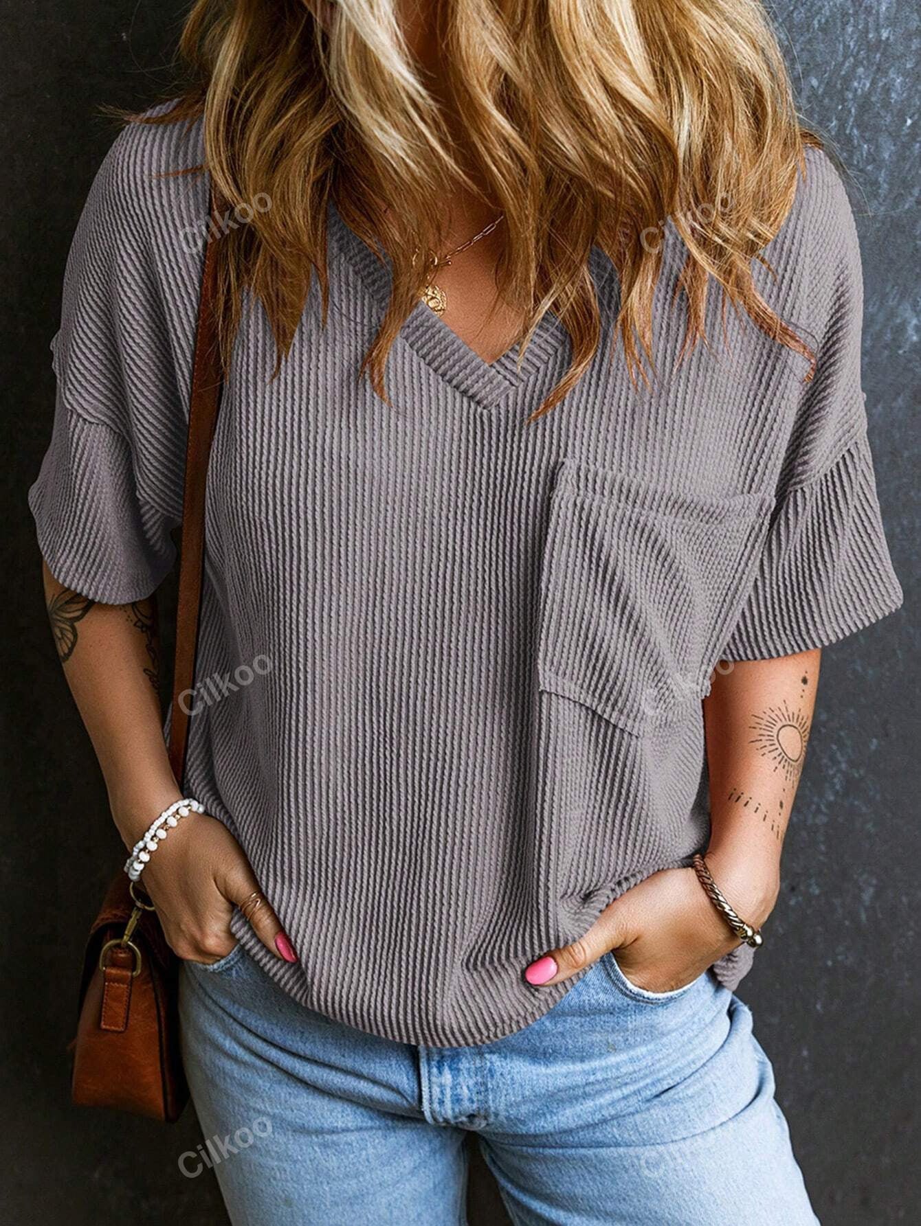 Two-Tone Pocket Short Sleeve V-Neck Top – Stylish and Casual