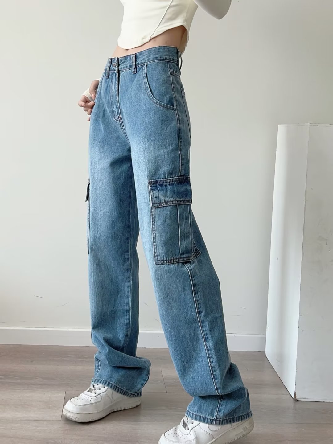 Women's Straight-Leg Jeans with Large Pockets