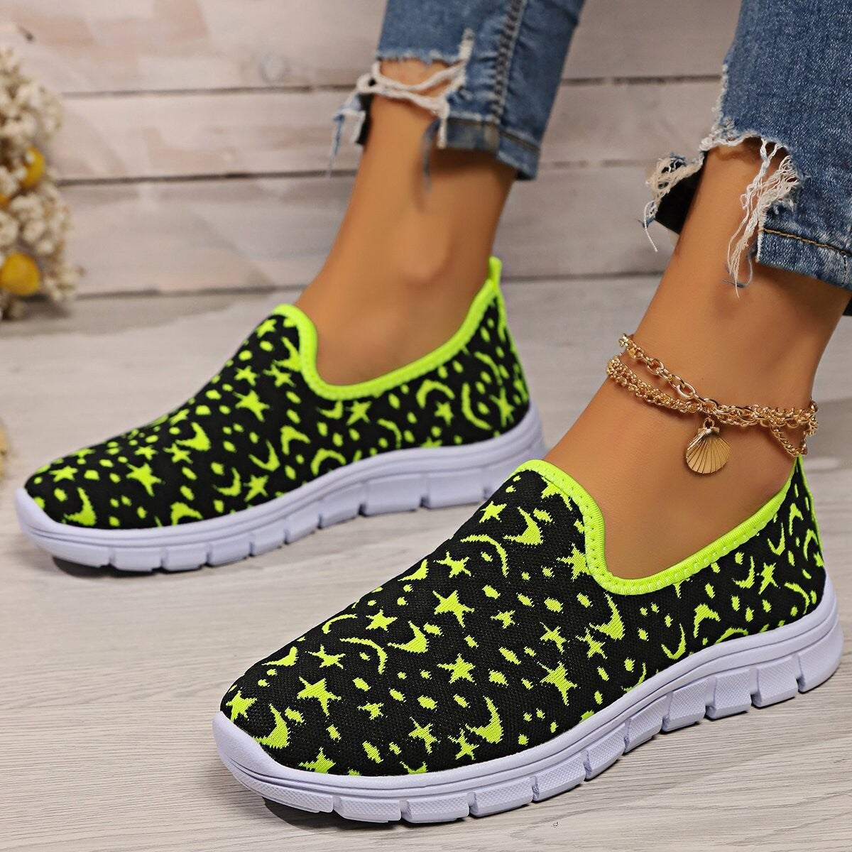 Cloth-Covered Slip-On Sports Shoes with Light, Comfortable Sole