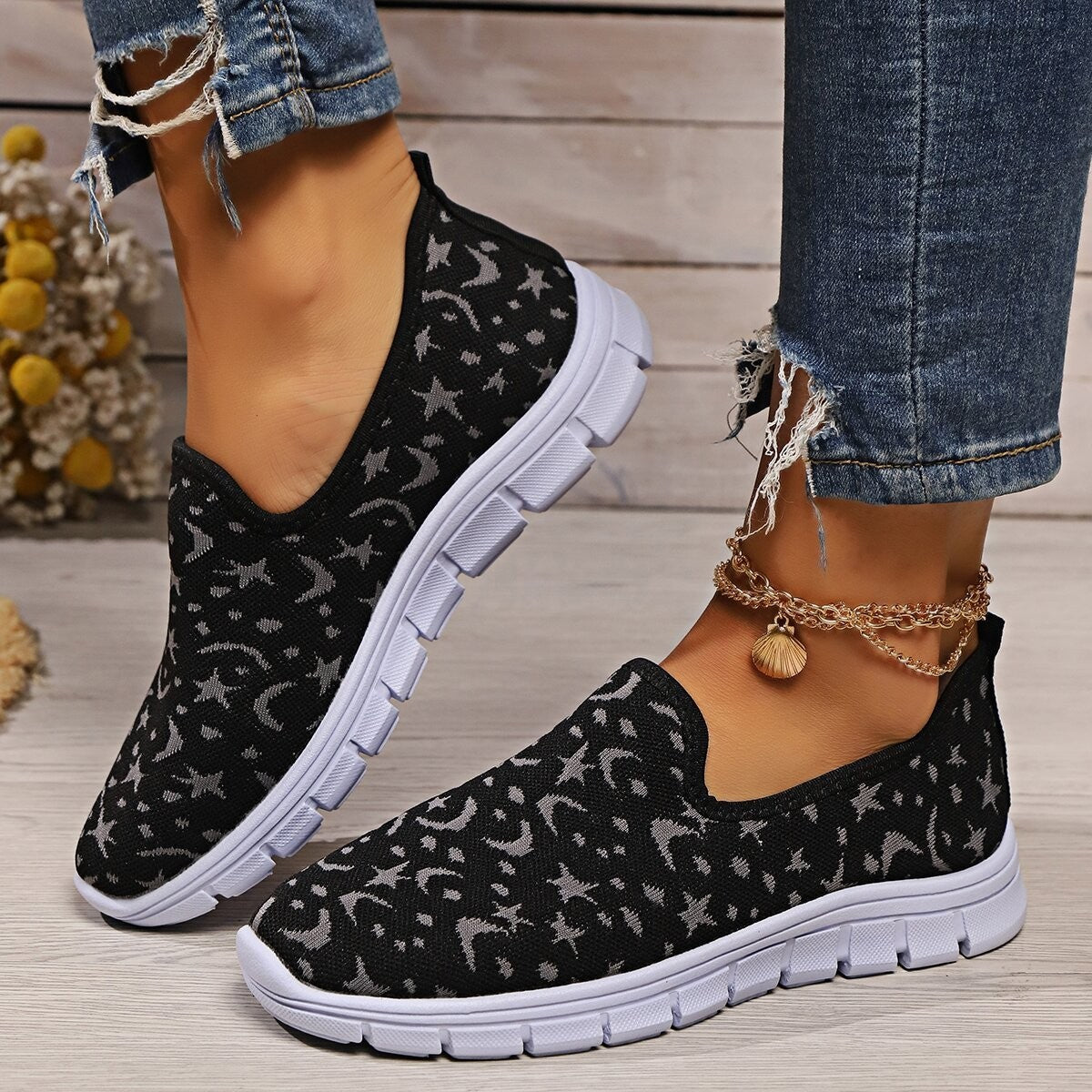 Cloth-Covered Slip-On Sports Shoes with Light, Comfortable Sole