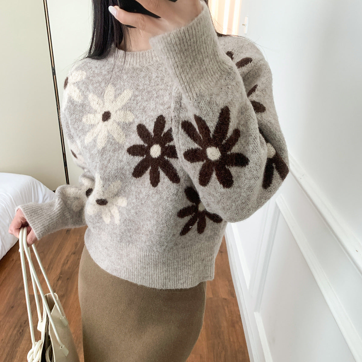 French Style Color-Contrasting Round Neck Wool Sweater – Chic and Cozy Knit