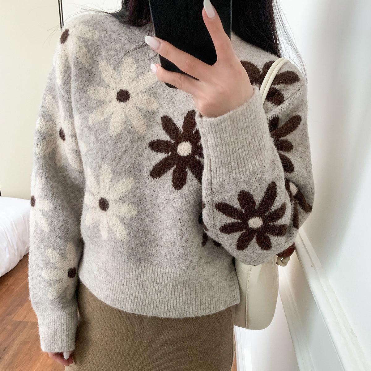 French Style Color-Contrasting Round Neck Wool Sweater – Chic and Cozy Knit