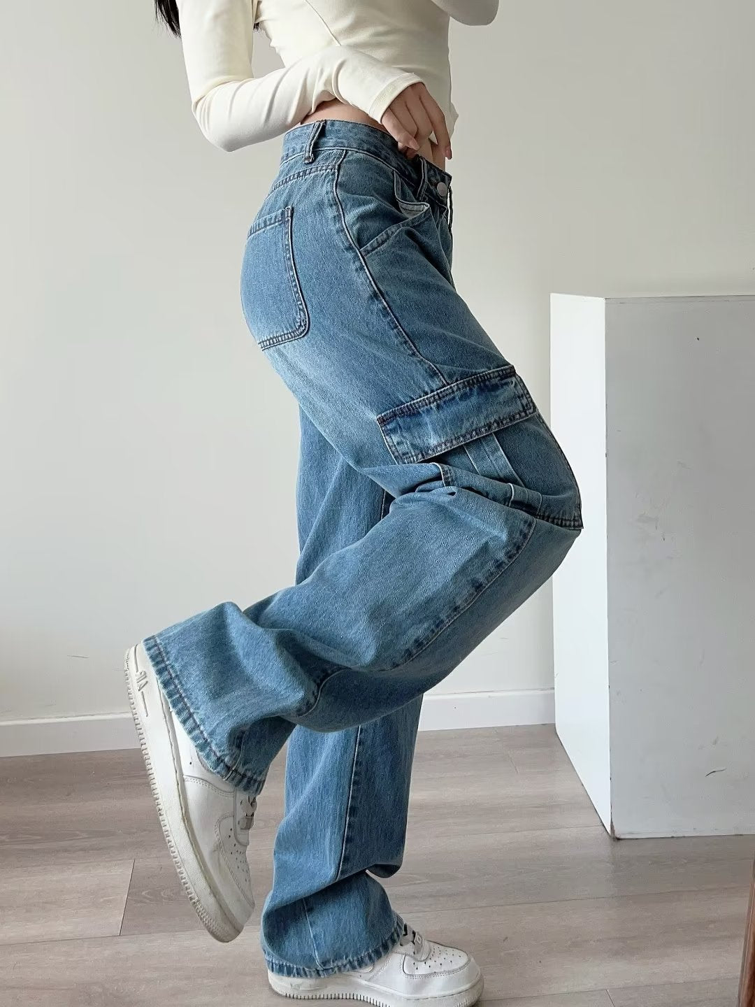 Women's Straight-Leg Jeans with Large Pockets