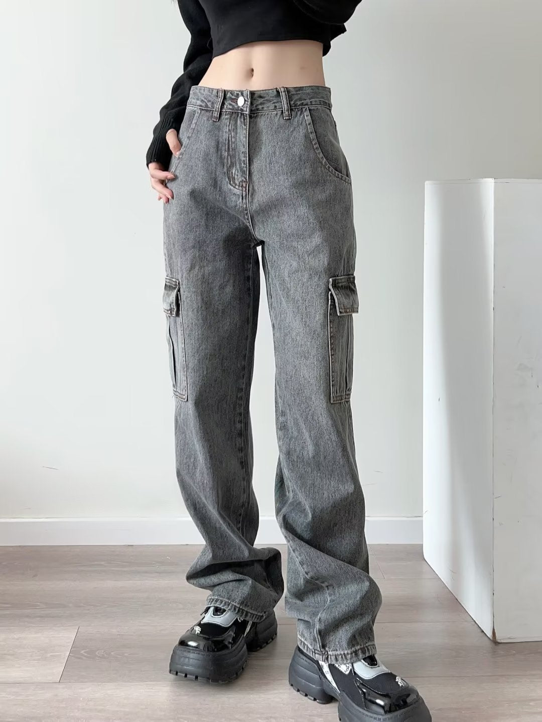 Women's Straight-Leg Jeans with Large Pockets